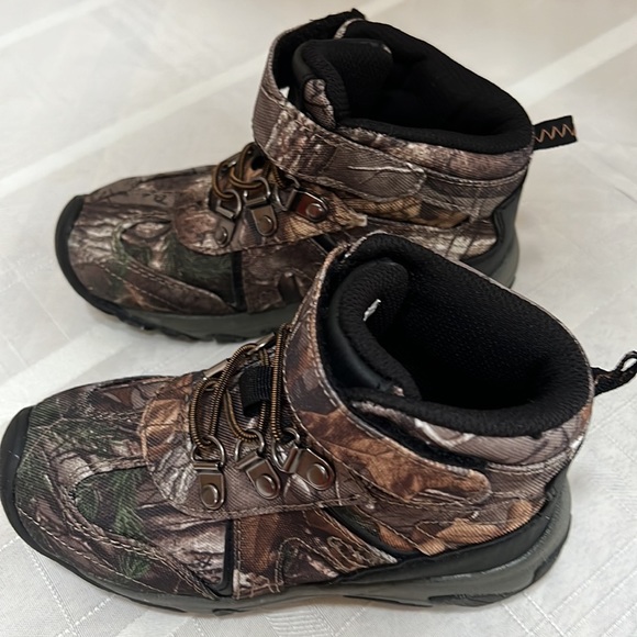 Boys Size 11 Camouflage Hiking boots Ozark Trail Never Worn - Picture 2 of 5